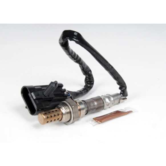 2002 GMC Yukon - Center Oxygen Sensor, Eng. VIN: V, Calif Emis Sys(NC8), Fed Emis Sys(NF2), Fed Emis(NF4), EEC 00 Emis Sys(NT3), Pre Converter, Sold individually, 4-wire, 4.8L, GM Original Equipment Series