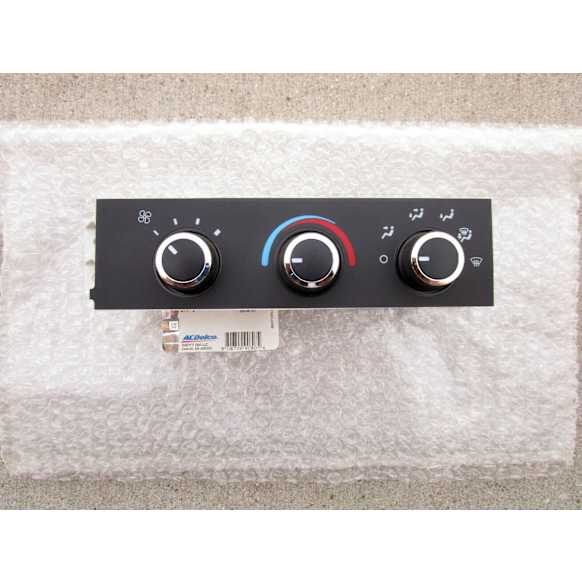 84793086 Climate Control Unit, For Models with Heavy Duty Heater and without Rear Window Defroster