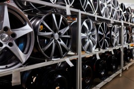 Advantages and Disadvantages of Bigger Rims on Cars