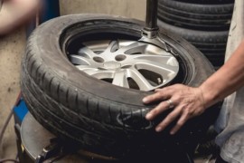 How to Remove the Tire From the Rim: Manually vs. With a Machine