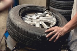 How to Remove the Tire From the Rim: Manually vs. With a Machine