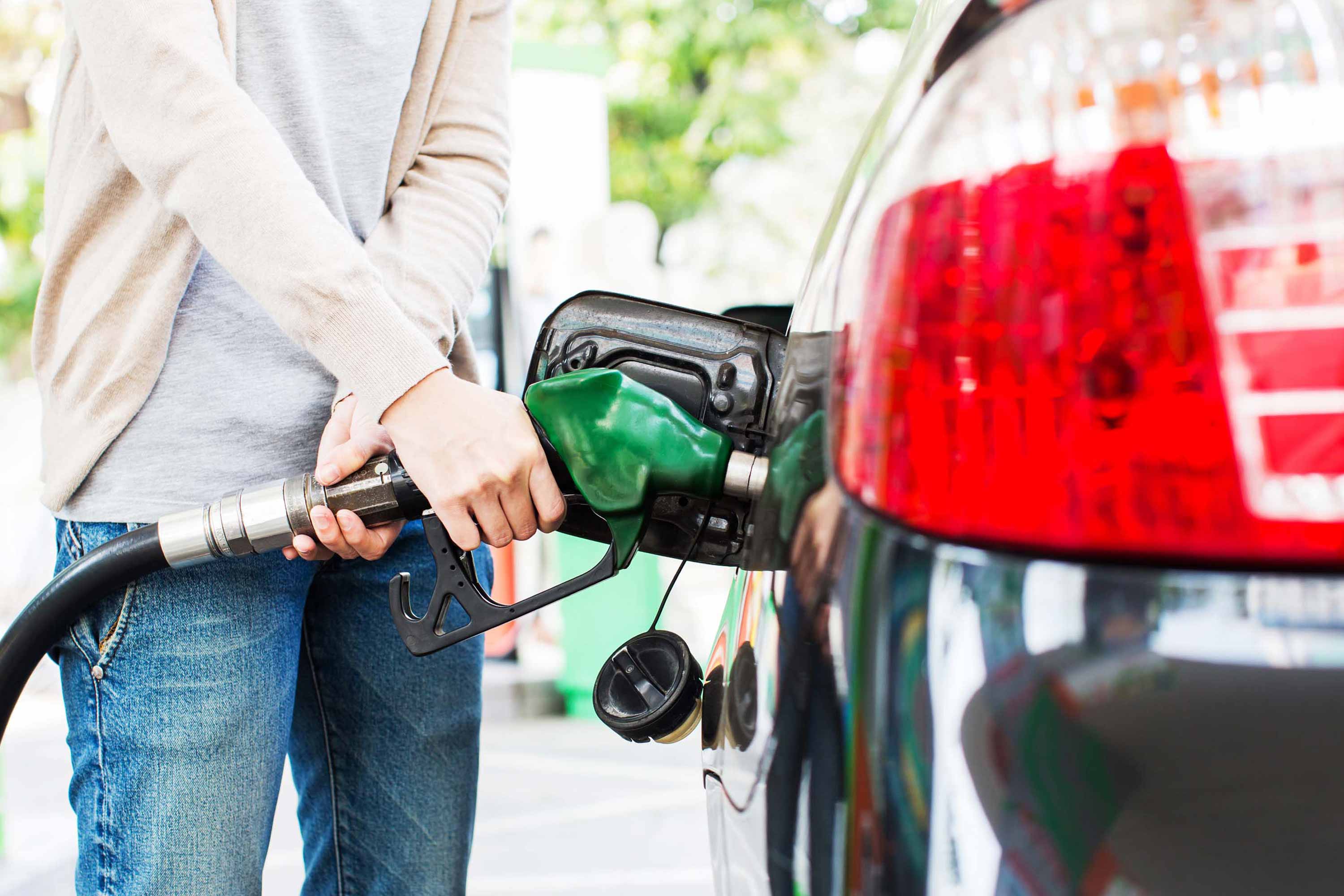 Filling up your tank in the morning gets you better fuel